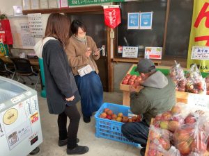 広島県北部でスマートフォンの画面を見せながらInstagramの操作方法をレクチャーする相談風景