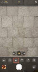 iPhoneカメラの撮影画面でアスペクト比を4:3に設定している様子